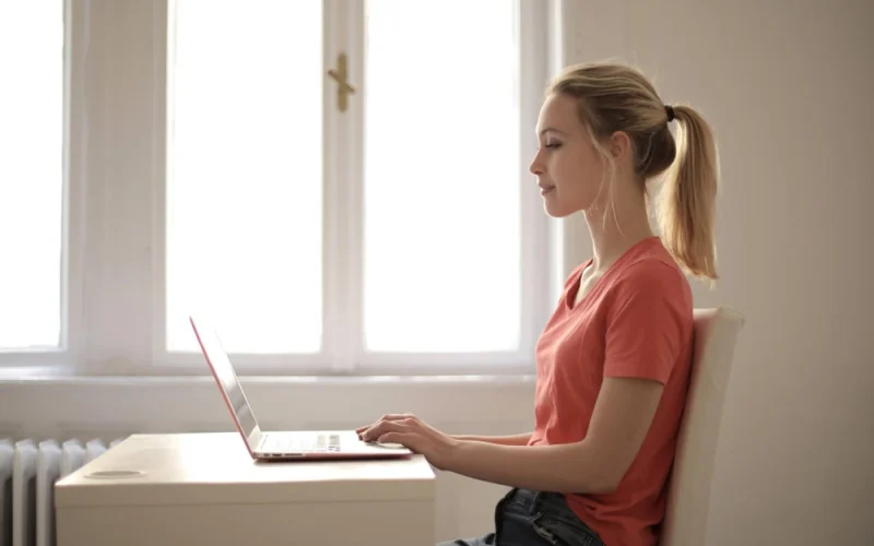 fille qui fait une formation courte